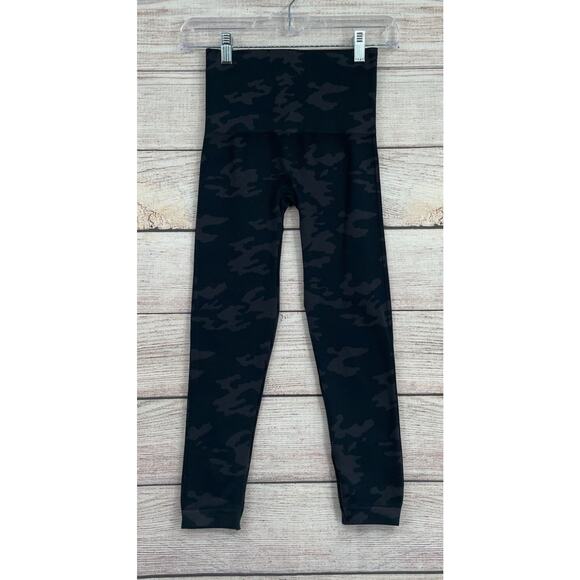 Spanx Look At Me Now Cropped Seamless Leggings‎ Women's Size M Black/Gray Camo - Picture 1 of 6